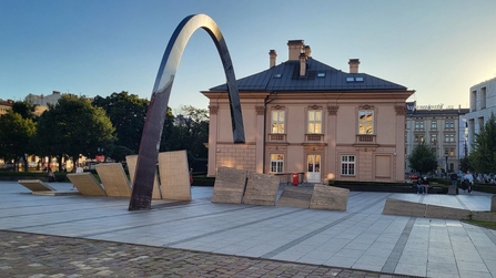 Angekommen im Hotel in zentraler Lage am Hauptbahnhof von Krakau. Davor ein großes Denkmal zur Erinnerung an den Fall des Eisernen Vorhangs