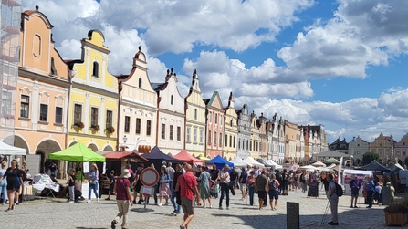 Zwischenstopp in Telc. Buntes Treiben auf dem Marktplatz